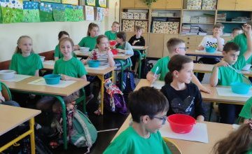 Klasa 2c. Robienie masy slime to świetna zabawa.