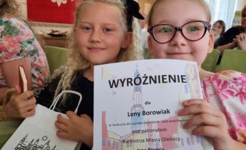 Wręczenie nagród za miejski konkurs plastyczny pod patronatem Burmistrza Miasta Oleśnicy "Kartka z życzeniami dla Oleśnicy".