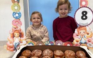 Zdjęcia przedstawiają rożnego rodzaju pączki, które jadły dzieci (17)