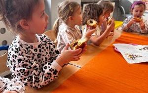 Zdjęcia przedstawiają rożnego rodzaju pączki, które jadły dzieci (12)