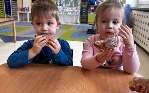 Zdjęcia przedstawiają rożnego rodzaju pączki, które jadły dzieci (11)