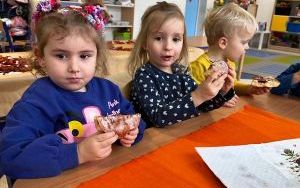 Zdjęcia przedstawiają rożnego rodzaju pączki, które jadły dzieci (14)