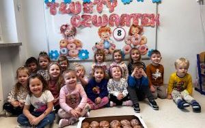 Zdjęcia przedstawiają rożnego rodzaju pączki, które jadły dzieci (6)