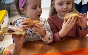 Zdjęcia przedstawiają rożnego rodzaju pączki, które jadły dzieci (13)
