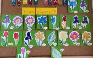 Kwiaty namalowane przez uczniów