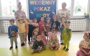 Wiosenny pokaz mody w przedszkolu (18)