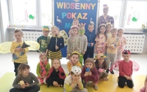 Wiosenny pokaz mody w przedszkolu (10)